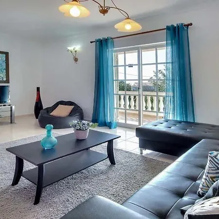 Sleeps 6 Pool Air Con Wifi